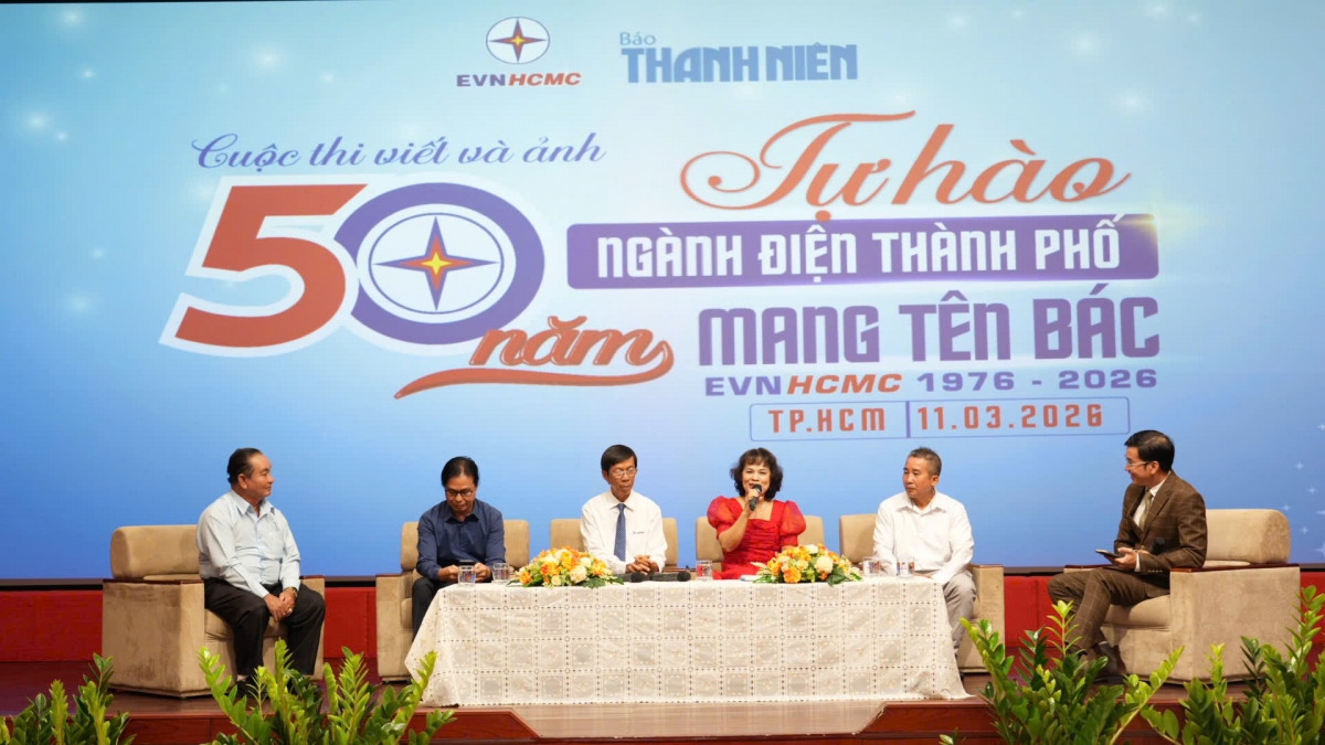 Giao lưu Ban Giám khảo với các nhân vật truyền cảm hứng của ngành Điện TP.HCM (ảnh D.Đ)