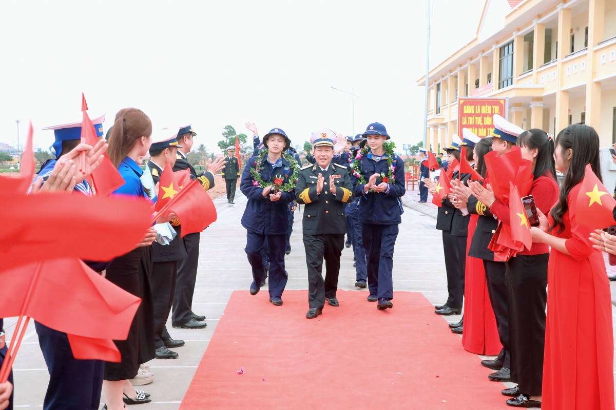 Thủ trưởng Bộ Tư lệnh Vùng đón chiến sĩ mới tại Lữ đoàn 147