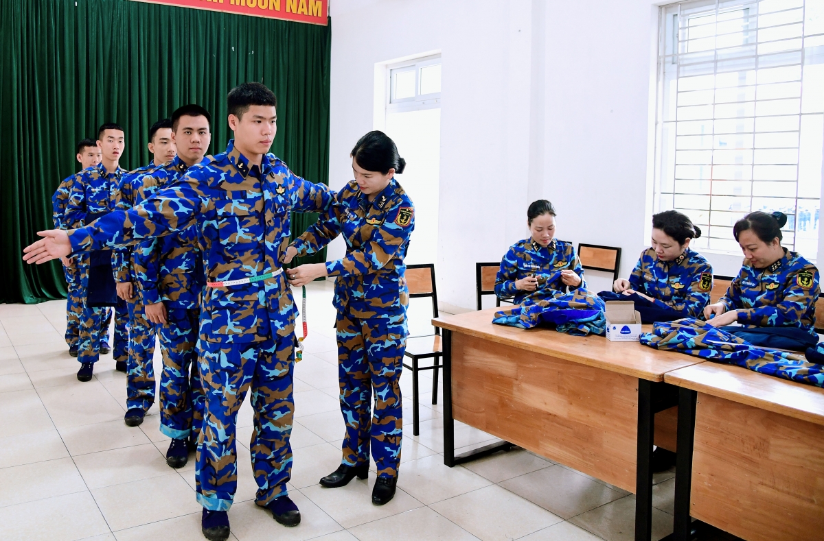 Từng chiến sĩ mới được đo cẩn thận để chỉnh sửa quân phục vừa vặn, bảo đảm gọn gàng, thống nhất