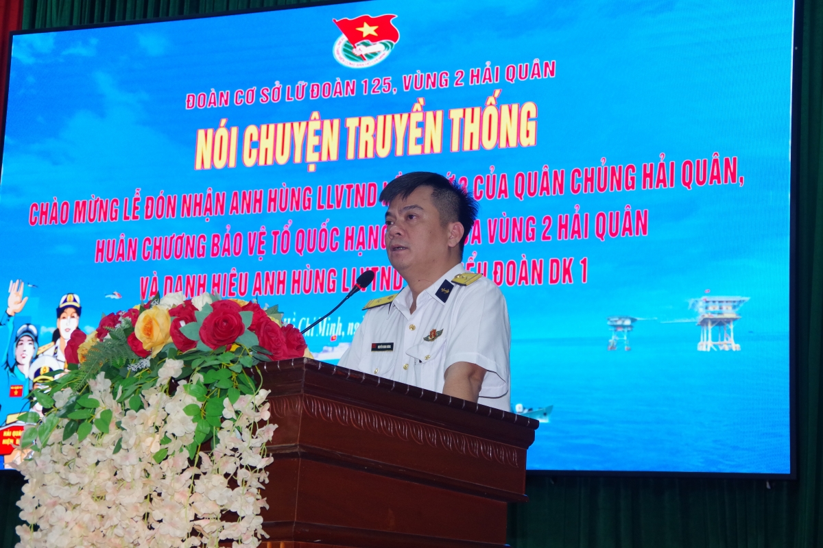Trung tá Nguyễn Minh Dương tuyên truyền lịch sử ra đời, xây dựng, chiến đấu, trưởng thành của Tiểu đoàn DK1 và Vùng 2 Hải quân