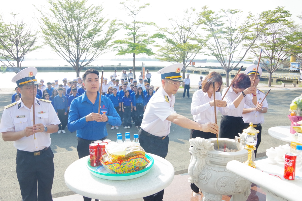 Các đại biểu dâng hương trước tượng đài “Đoàn tàu không số”