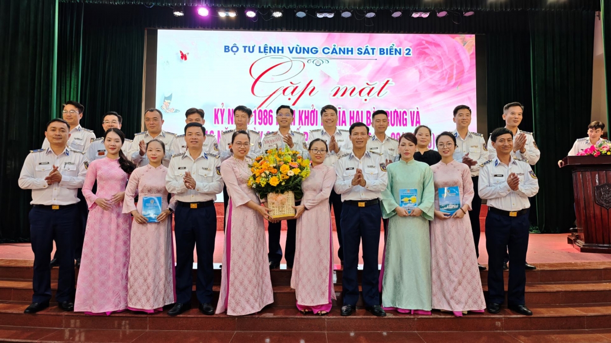 Thủ trưởng Bộ tư lệnh Vùng Cảnh sát biển 2, đại diện các cơ quan, đơn vị chúc mừng Hội phụ nữ nhân dịp kỷ niệm 116 năm ngày Quốc tế phụ nữ

Phát động thi đua đề “Phụ nữ Bộ Tư lệnh Vùng Cảnh sát biển 2 bản lĩnh - trí tuệ, đẩy mạnh chuyển đổi số, hoàn thành tốt nhiệm vụ, xây dựng gia đình hạnh phúc, xứng danh Bộ đội Cụ Hồ trong kỷ nguyên mới”, giai đoạn 2025-2030 và năm 2026