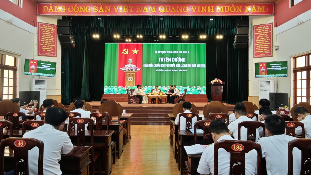 Quang cảnh chương trình tuyên dương QNCN tiêu biểu, xuất sắc tại BTL Vùng Cảnh sát biển 2