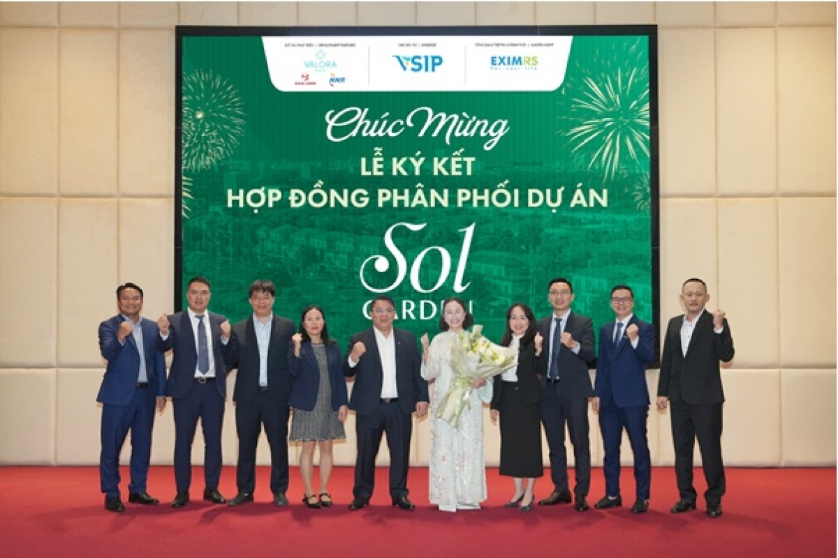 Tập thể ban lãnh đạo các đơn vị thể hiện cam kết đồng hành, mang đến những sản phẩm nhà ở chất lượng cao và dịch vụ tư vấn chuyên nghiệp nhất cho khách hàng.