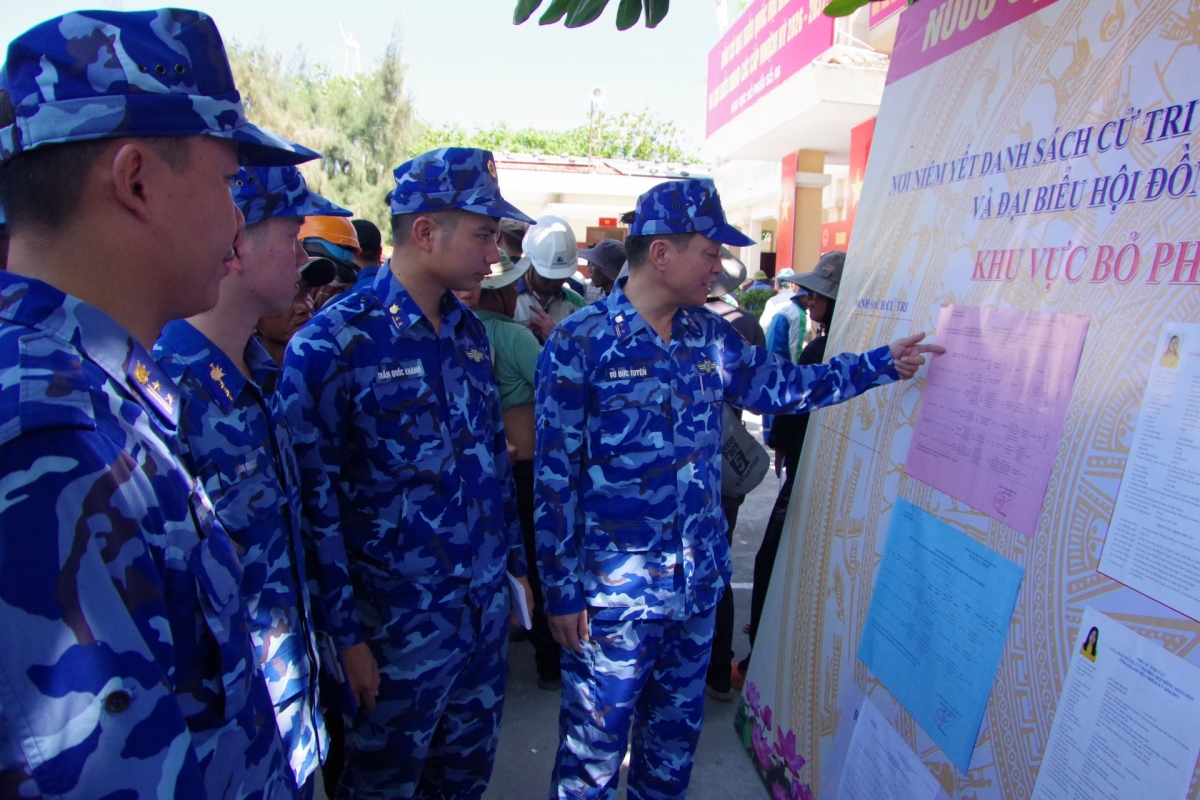 Cán bộ, chiến sĩ Tàu CSB 8002 tại khu vực niêm yết danh sách Đại biểu Quốc hội khóa XVI và Đại biểu Hội đồng nhân dân các cấp nhiệm kỳ 2026 – 2031 trên Đặc khu Trường Sa