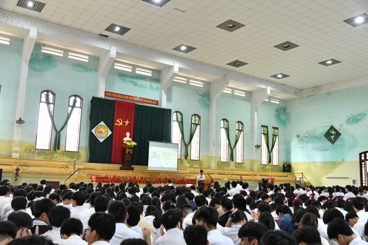 Quang cảnh buổi tuyên truyền tại Trường Phổ thông Trung học chuyên Quốc học Huế