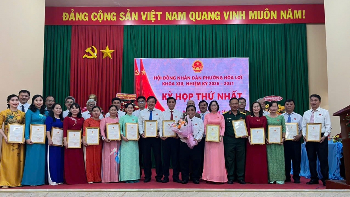 Trao Giấy chứng nhận đại biểu HĐND phường khóa XIII