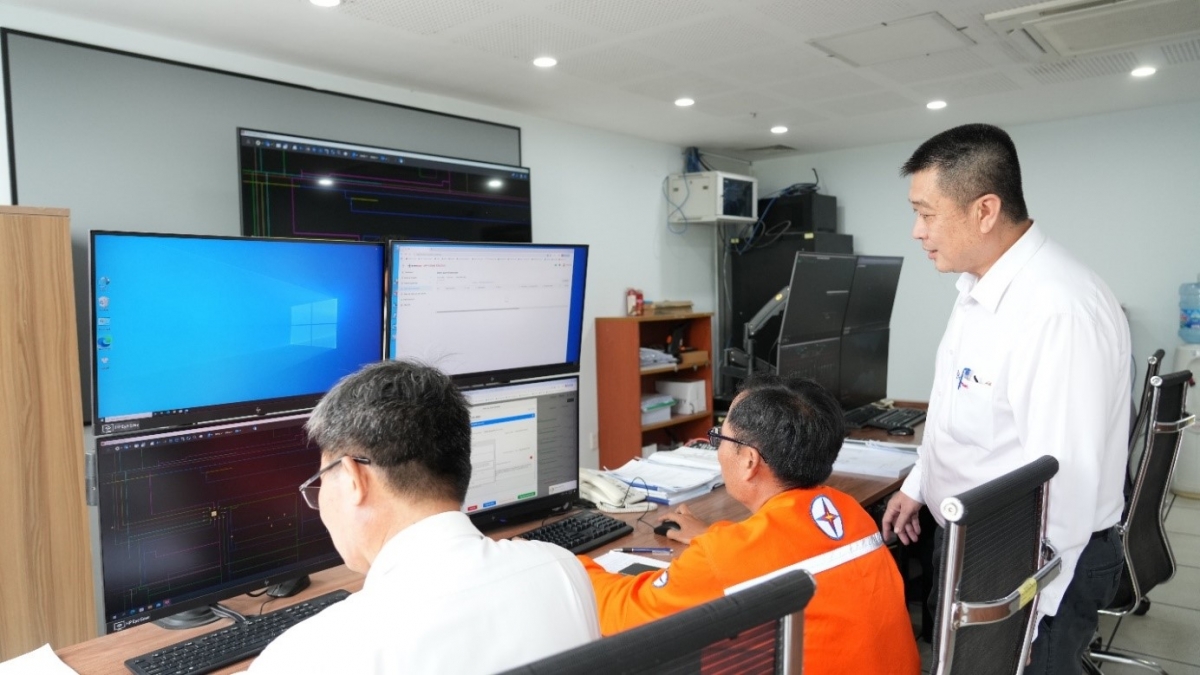 Ông Ngô Khánh Nam - Phó giám đốc Công ty Điện lực Bình Chánh trực tiếp kiểm tra, giám sát hệ thống điện từ phòng điều hành.