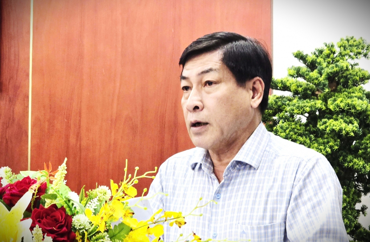 Ông Nguyễn Chí Thanh, Giám đốc Sở Y tế Cà Mau báo cáo tại buổi làm việc.