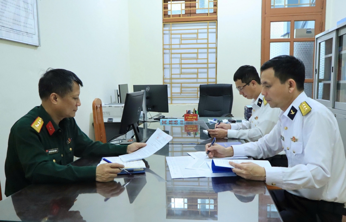 Đoàn công tác kiểm tra hệ thống văn kiện của các ngành