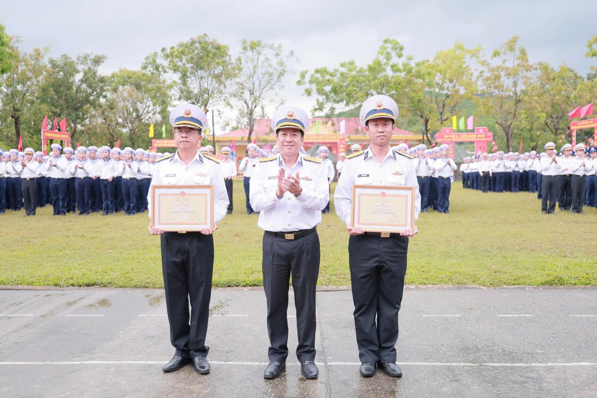 Thủ trưởng Bộ Tư lệnh Vùng 3 Hải quân trao tặng Giấy khen trong đợt thi đua cao điểm “Mừng Đảng, mừng Xuân, ra quân Quyết thắng