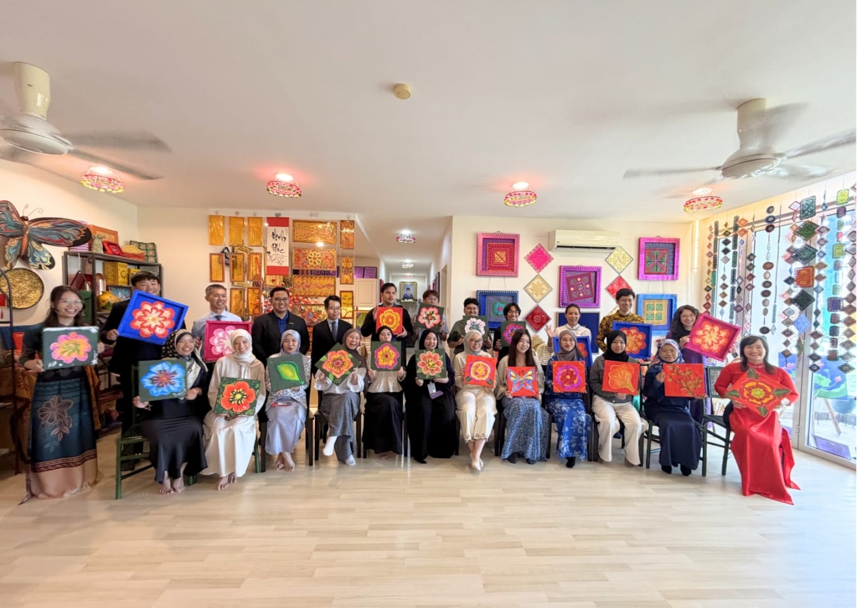 Các em sinh viên Đại học Quốc gia Brunei tham gia hoạt động trang trí họa tiết truyền thống của Việt Nam và Brunei