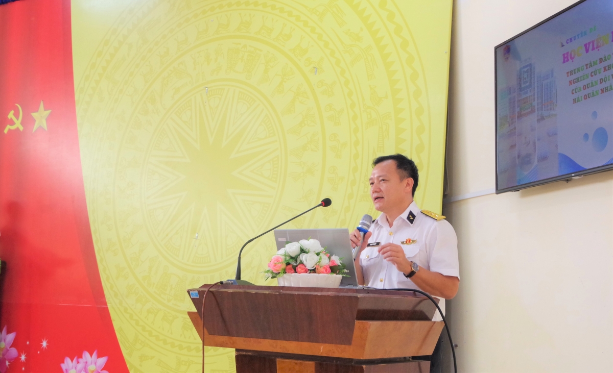 Cán bộ Học viện Hải quân tuyên truyền, hướng nghiệp, tư vấn tuyển sinh quân sự tại Trường THPT chuyên Phan Ngọc Hiển, phường An Xuyên, Cà Mau