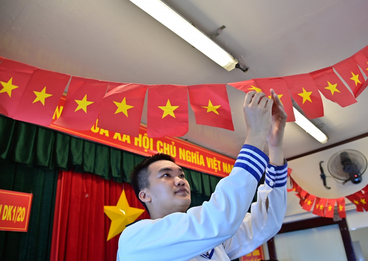 Cử tri nhà giàn DK1 trang trí phòng bầu cử