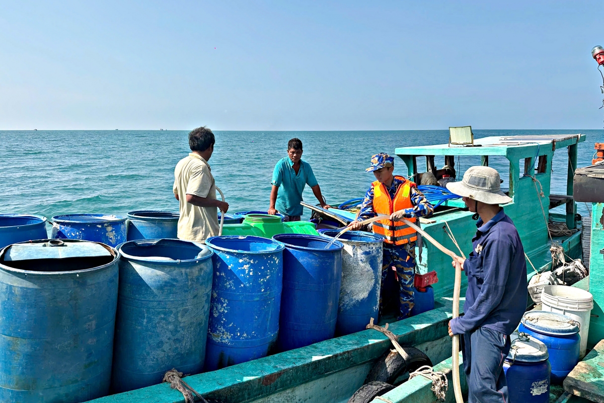 Người dân đảo Hòn Chuối sử dụng thùng phuy vận chuyển nước từ Tàu 527 lên đảo
