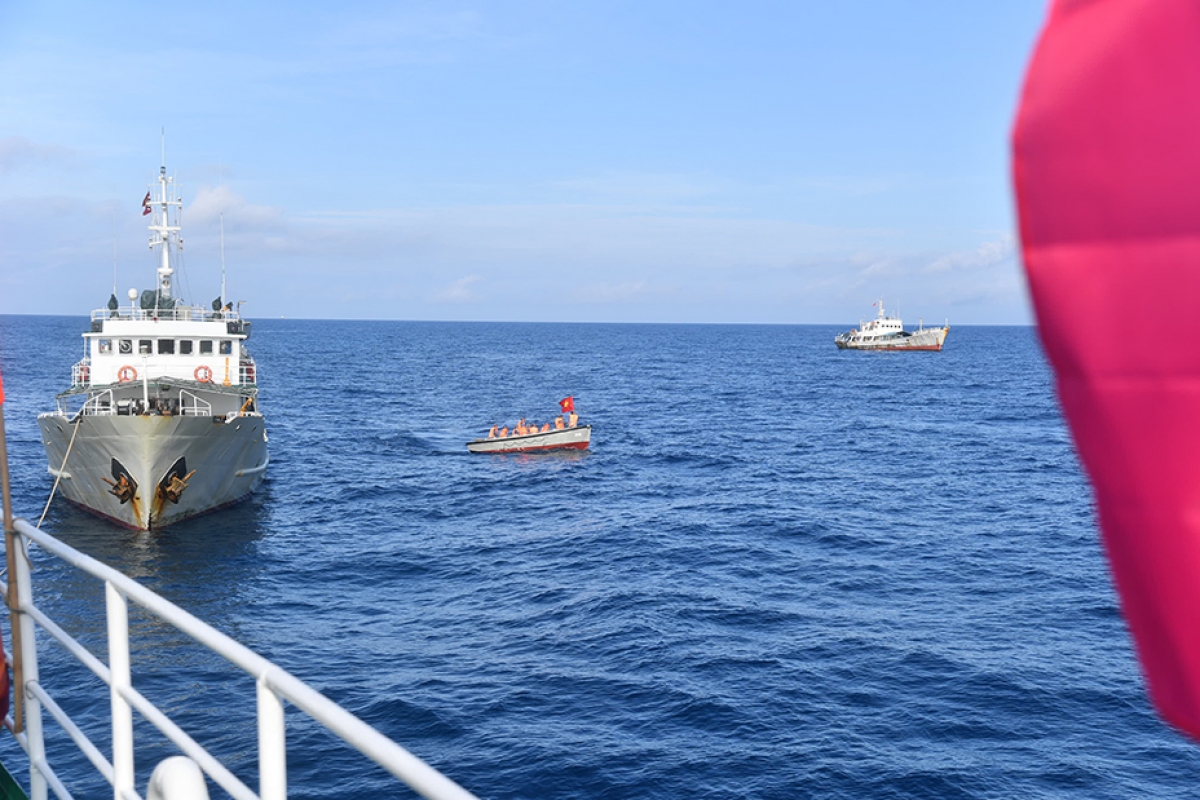 Tàu Trường Sa 04 làm điểm bầu cử sớm cho các cử tri đang thực hiện nhiệm vụ trên biển đến bỏ phiếu