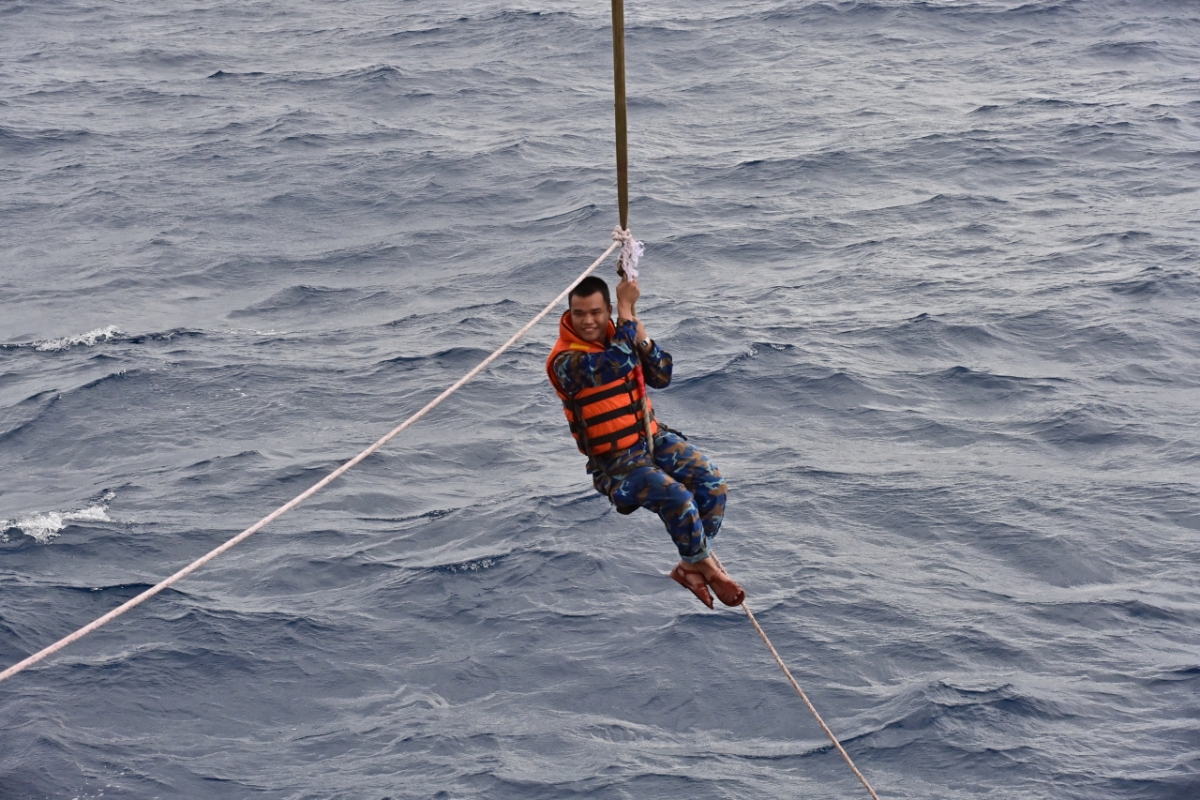 Mùa biển động, CBCS phải đu thang dây lên nhà giàn