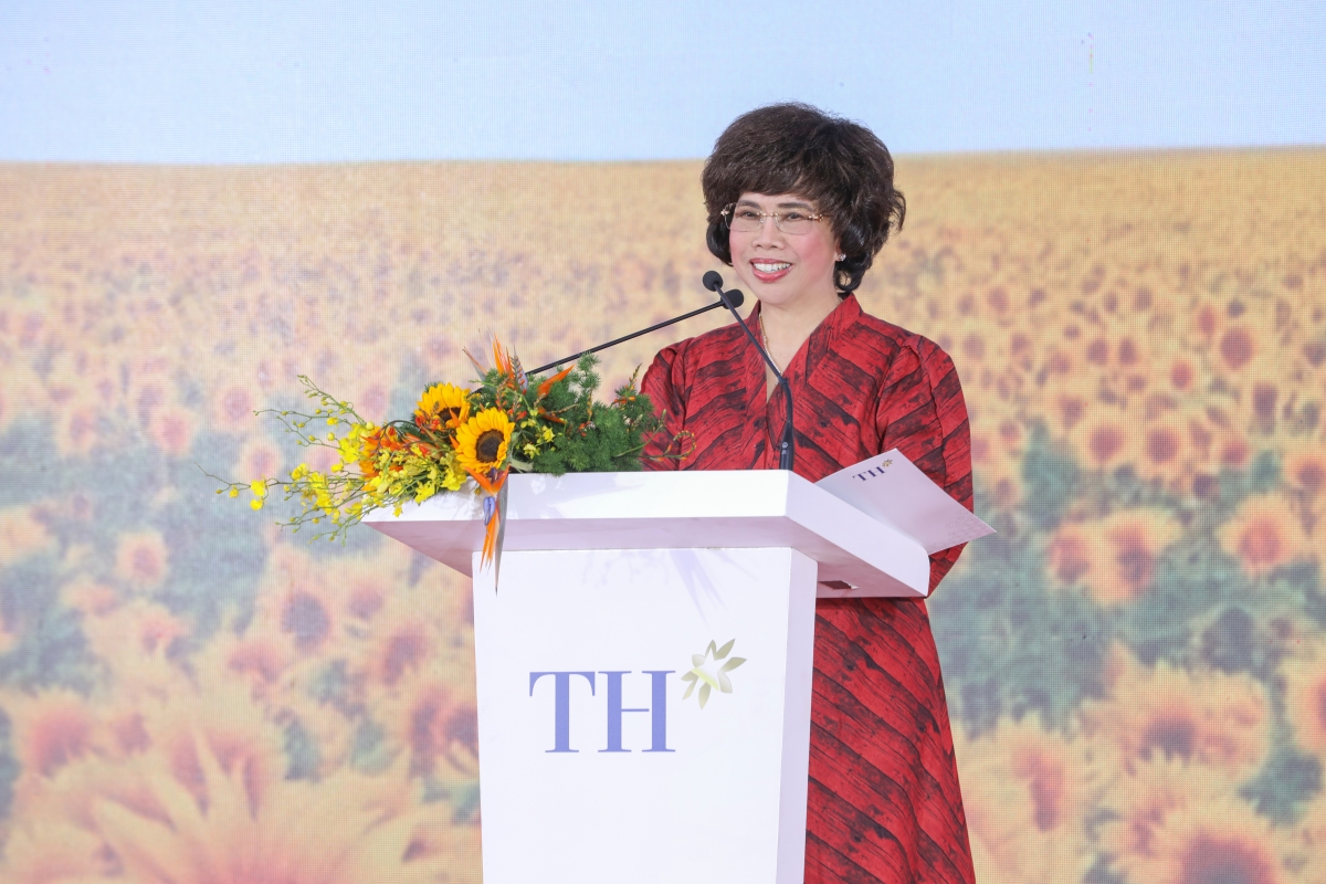 Bà Thái Hương - Nhà sáng lập, Chủ tịch Hội đồng Chiến lược Tập đoàn TH phát biểu tại lễ khởi công. (Ảnh: BTC)