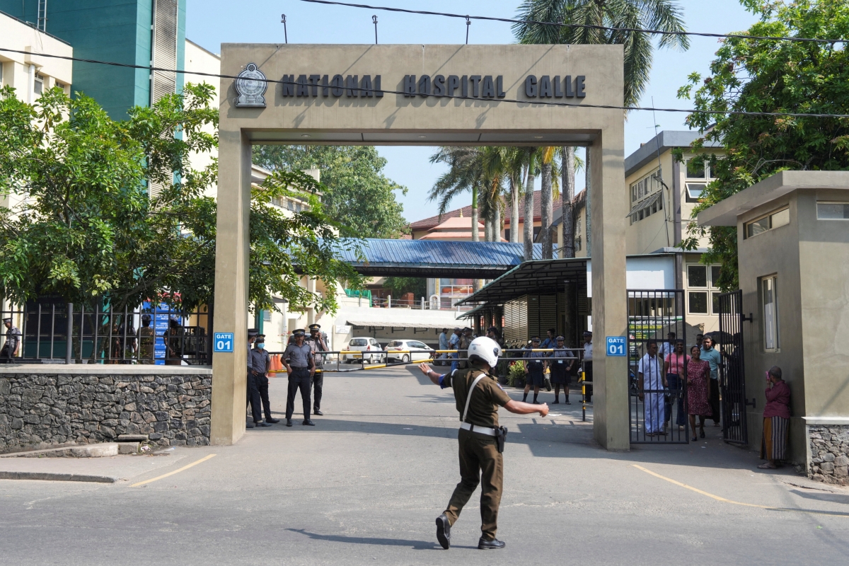 Nhân viên an ninh giữ trật tự bên ngoài Bệnh viện Quốc gia Galle, thành phố Galle, tỉnh Nam, Sri Lanka nơi đang chữa trị cho các nạn nhân vụ chìm tàu chiến Iran (Reuters)