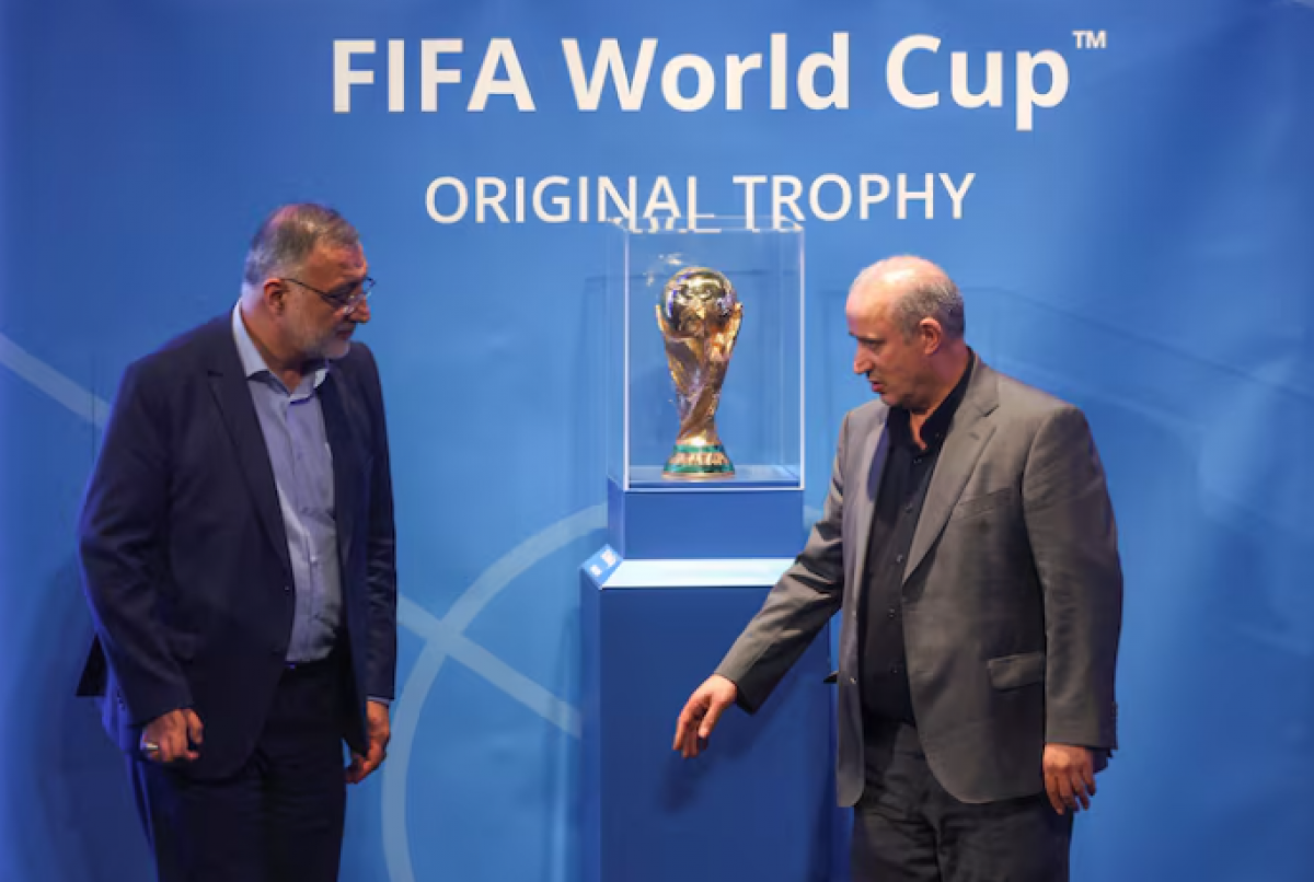 Chủ tịch Liên đoàn bóng đá Iran Mehdi Taj và Thị trưởng Tehran Alireza Zakani đứng cạnh Cúp vô địch bóng đá thế giới FIFA ngày 1/9/2022. Ảnh: Reuters.
 