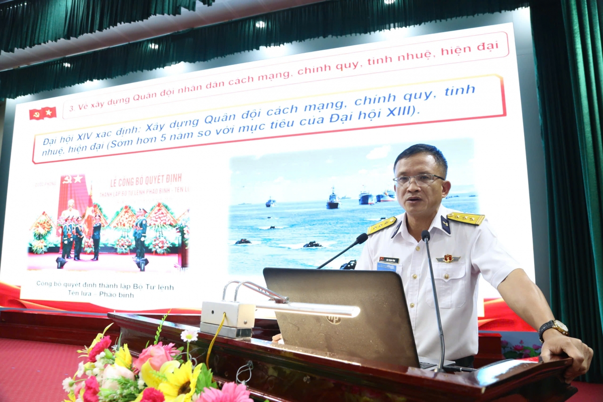 . Thượng tá Đào Trọng Vĩnh, Phó Chính ủy Lữ đoàn 955 thực hành giảng bài