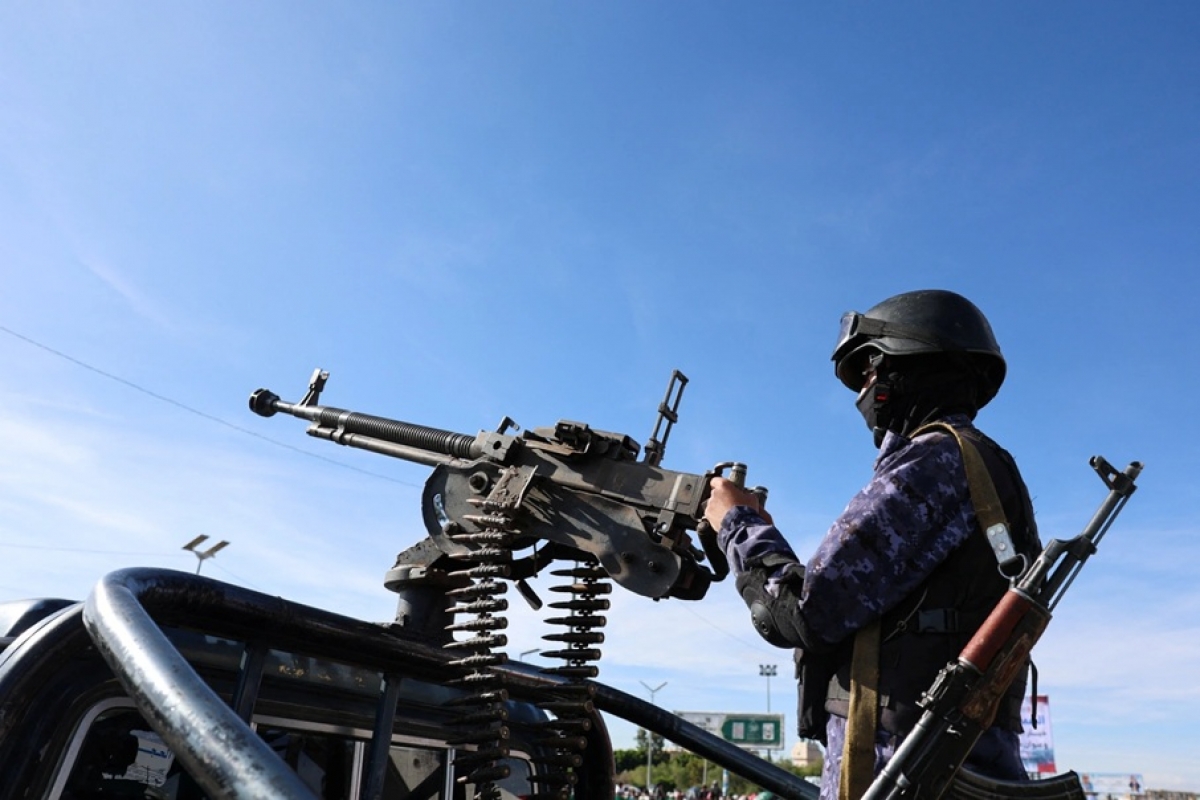 Một binh sĩ Houthi vận hành súng máy gắn trên xe tuần tra tại địa điểm diễn ra cuộc tuần hành ủng hộ Iran ở Sanaa, Yemen ngày 27/3 (Ảnh: Reuters).