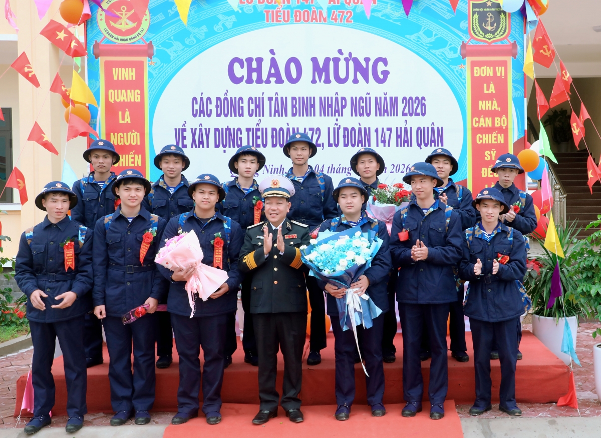 Chuẩn Đô đốc Trần Xuân Văn, Chính ủy Vùng 1 Hải quân chụp ảnh lưu niệm cùng chiến sĩ mới tại Lữ đoàn 147