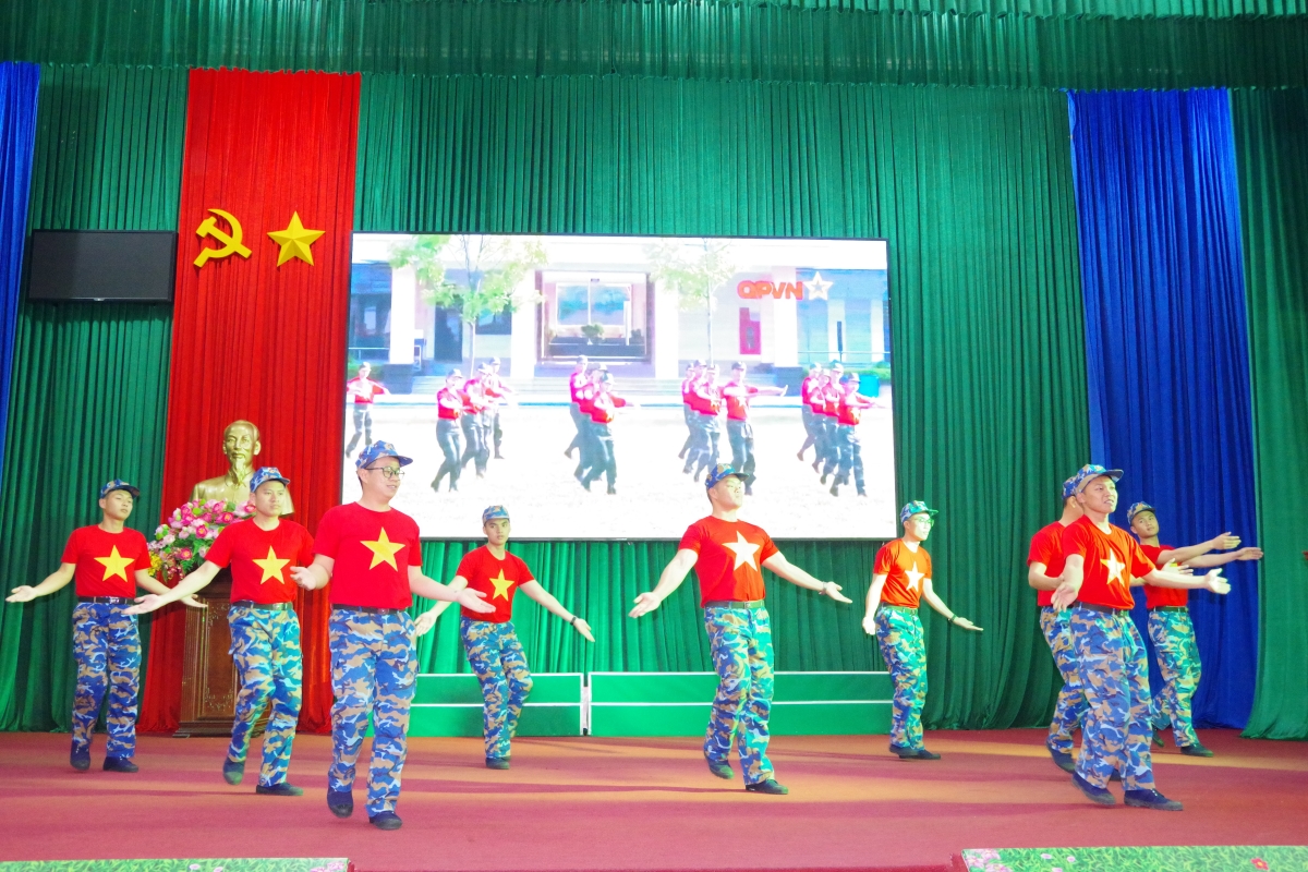 Tiết mục nhảy dân vũ của đoàn cơ sở biểu diễn trong chương trình tọa đàm