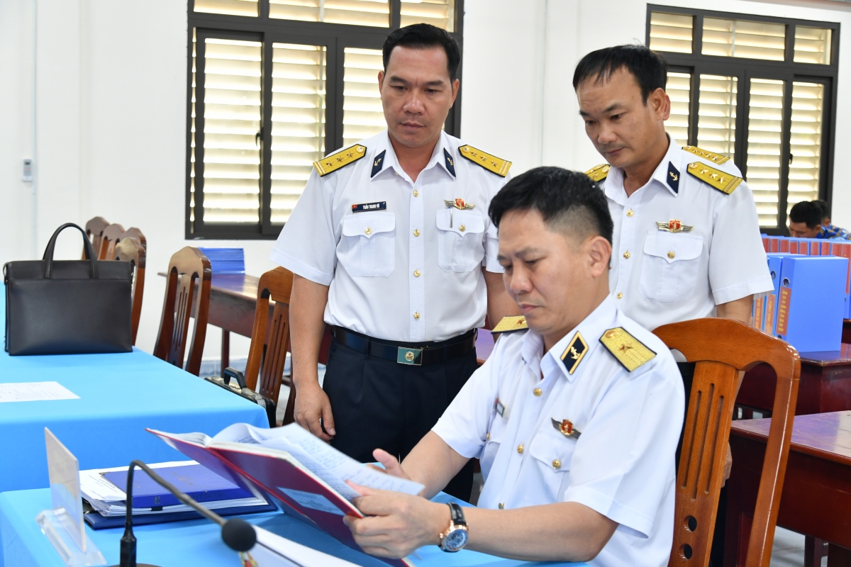 Chuẩn Đô đốc Trần Mạnh Chiến, Bí thư Đảng ủy, Chính ủy Vùng 2 Hải quân kiểm tra các hoạt động CTĐ, CTCT tại Lữ đoàn 171