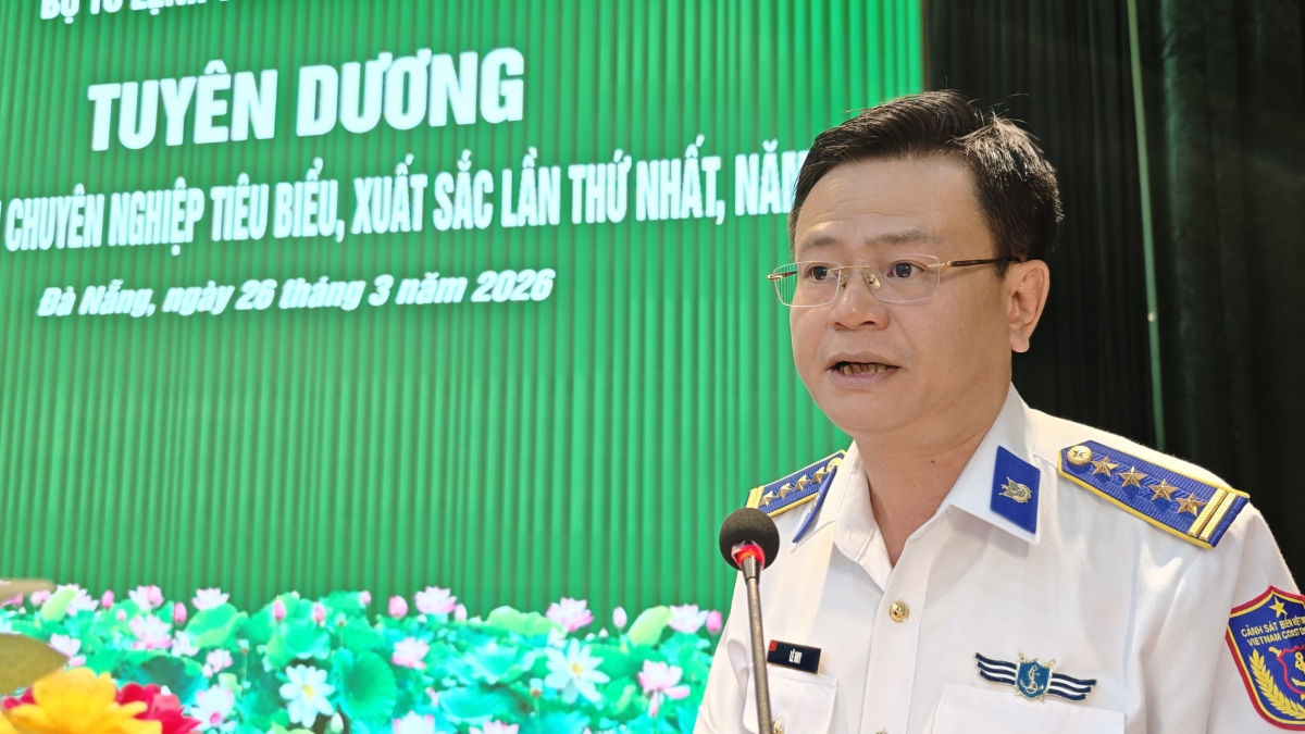 Đại tá Lê Huy, Chính ủy Vùng Cảnh sát biển 2 phát biểu tuyên dương QNCN tiêu biểu, xuất sắc của BTL Vùng Cảnh sát biển 2