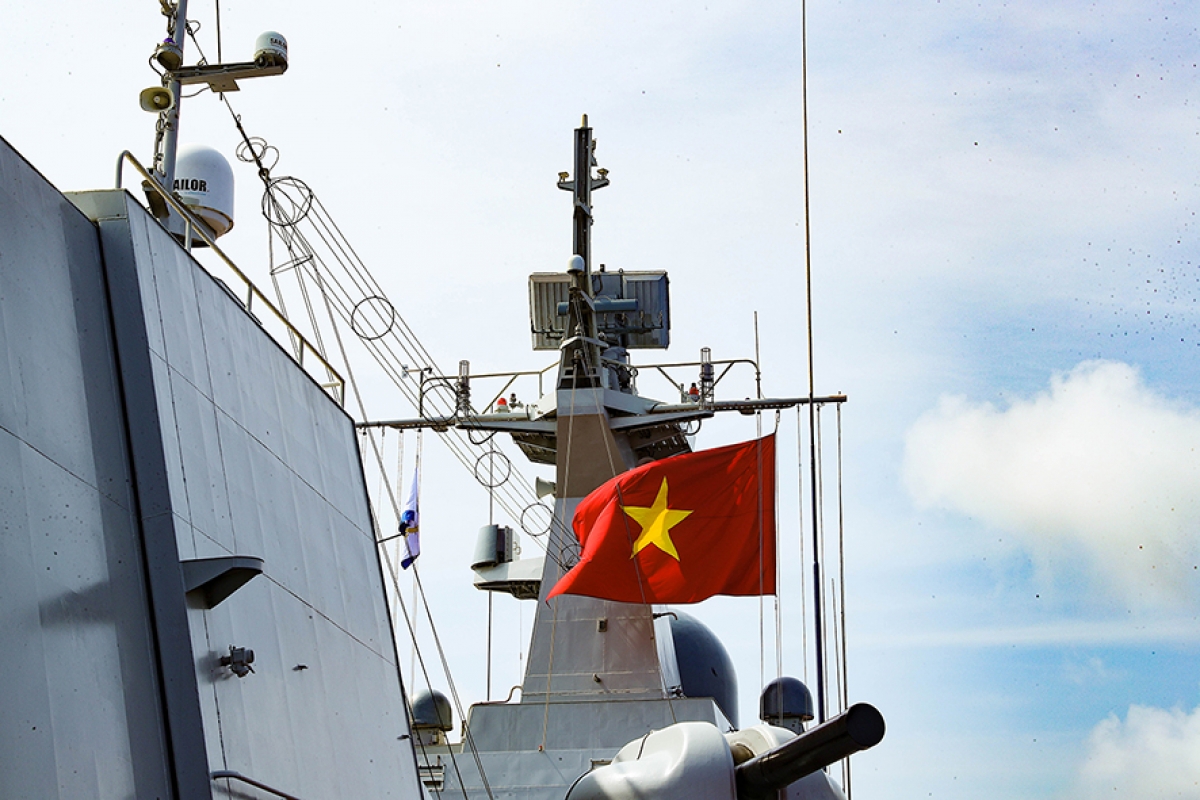 Lễ chào cờ trên tàu 016 - Quang Trung khi đi qua đường xích đạo 