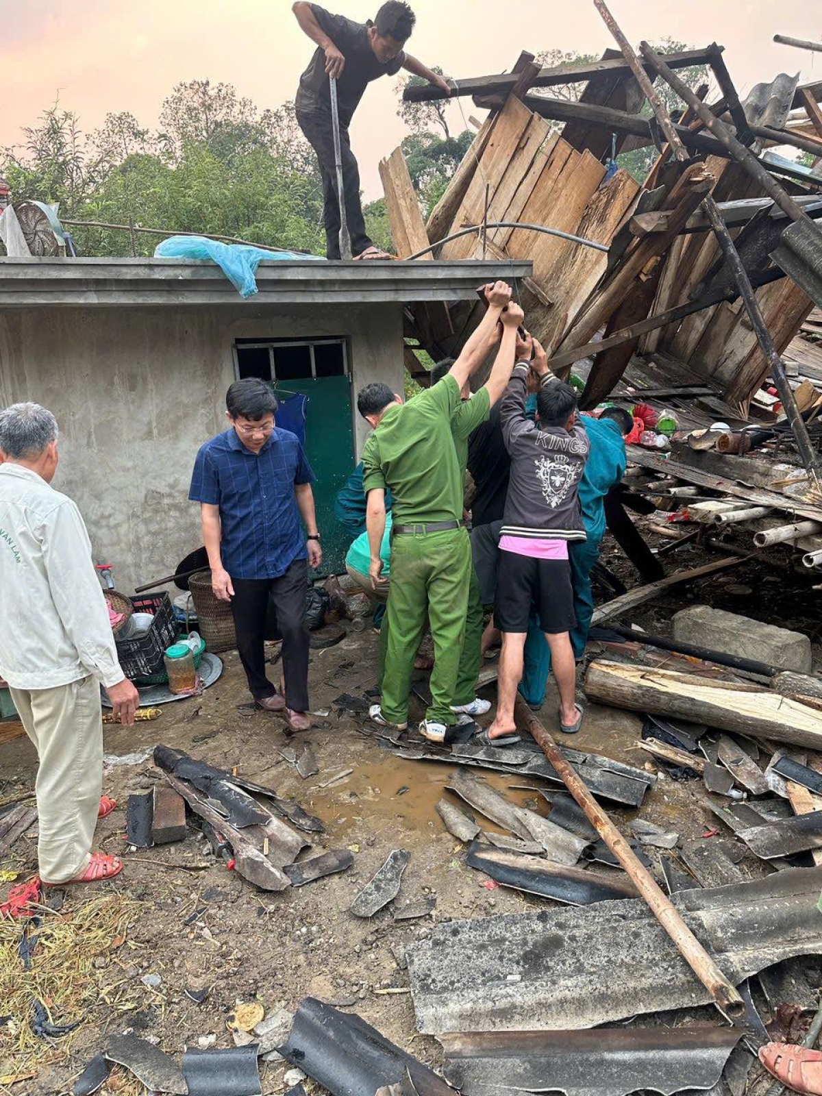 Sau khi dông lốc xảy ra, các lực lượng chức năng đã khẩn trương hỗ trợ người dân.