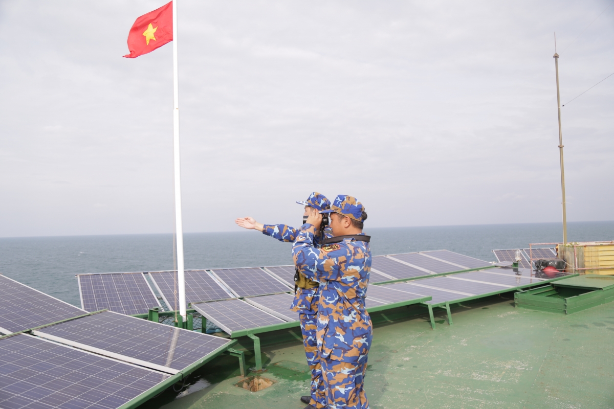 Quan sát trực canh từ nhà giàn DK1