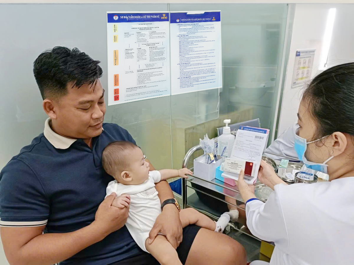 Người dân tiêm vắc xin não mô cầu cho con tại VNVC Đồng Nai