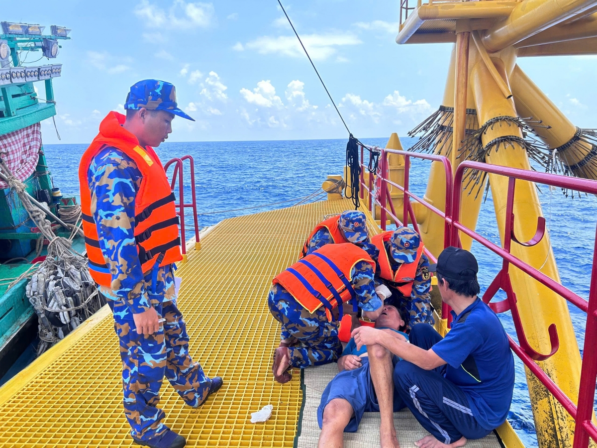 Quân y Nhà giàn DK1/11 tiến hành sơ cứu cho ngư dân gặp nạn