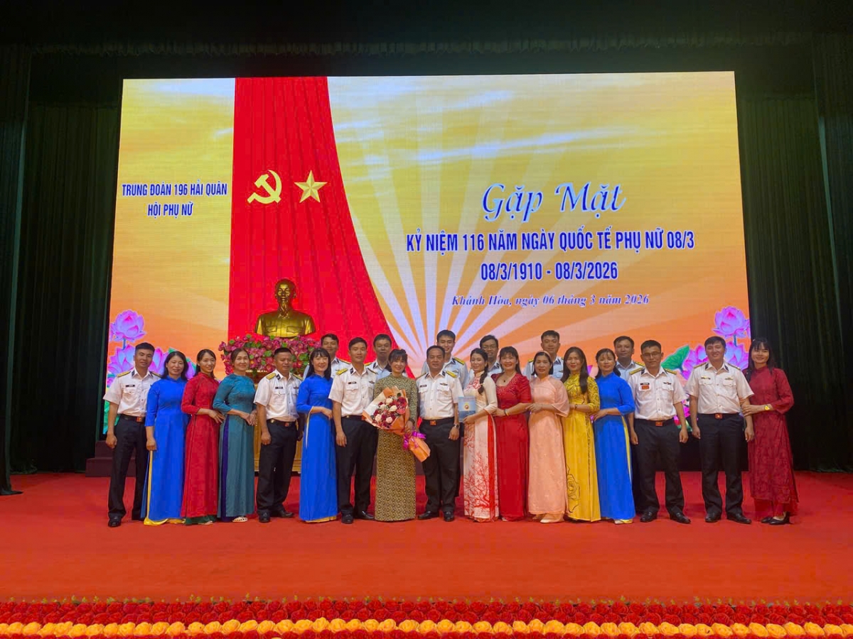 Chỉ huy Cơ quan, đơn vị tặng hoa chúc mừng Hội phụ nữ Trung đoàn