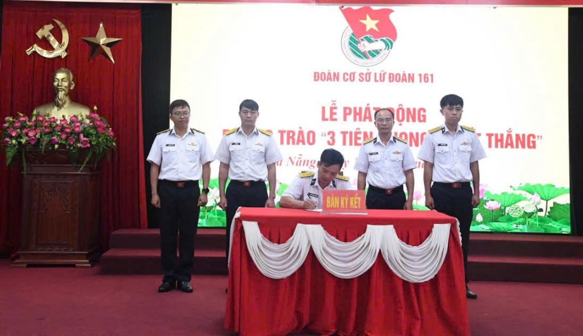 Thủ trưởng Lữ đoàn 161 ký xác nhận giao ước thi đua của các tổ chức đoàn