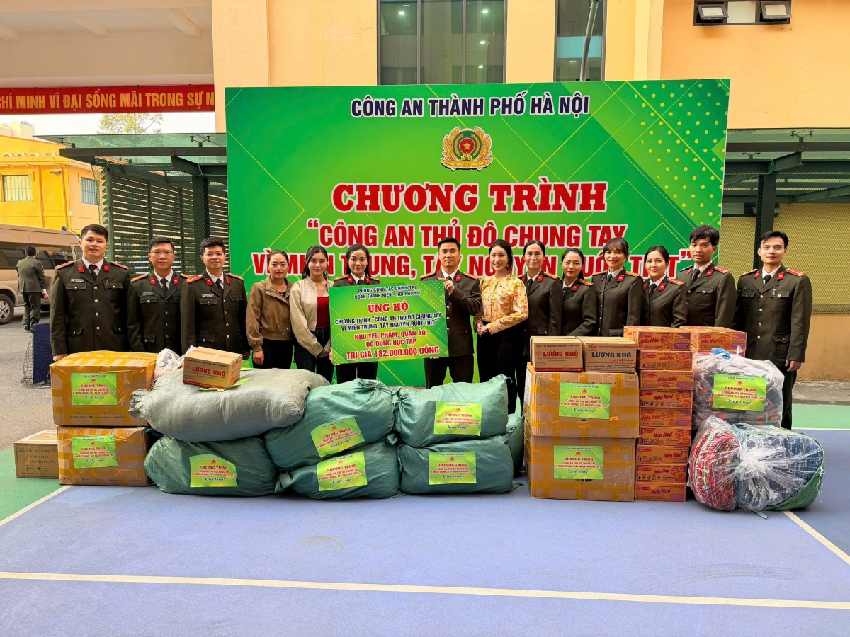 (Đại úy Nguyễn Huy Hoàng đã tham mưu cho lãnh đạo Công an Hà Nội tổ chức 8 hành trình về nguồn, thanh niên công an Thủ đô tình nguyện tại các tỉnh Tây Bắc, miền Trung, tặng nhiều phần quà ý nghĩa)