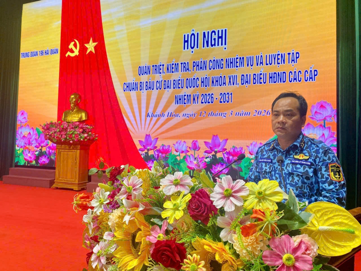 Thượng tá Nguyễn Trần Thanh, Phó Chính uỷ Trung đoàn Tàu ngầm 196 Hải quân phát biểu tại buổi kiểm tra