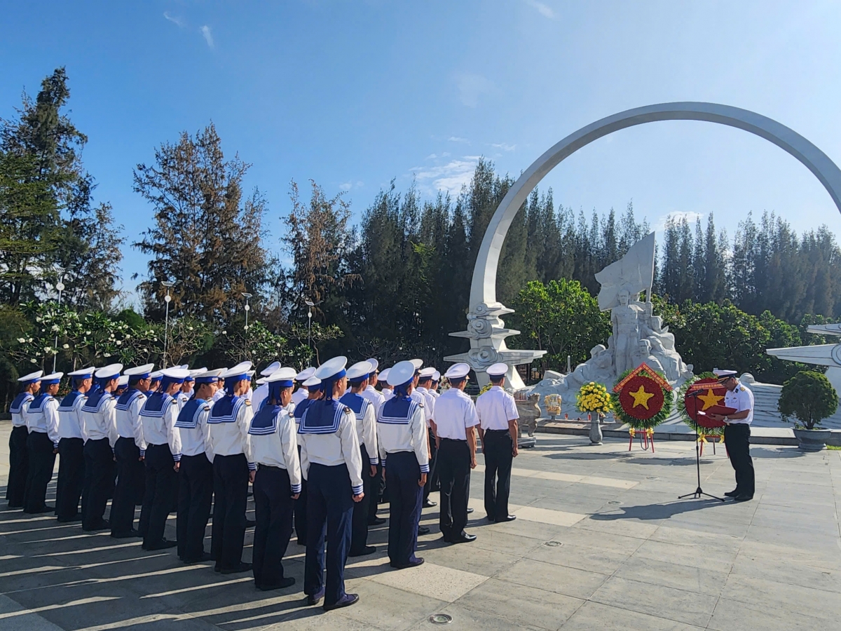 Tuổi trẻ Trung đoàn 196 dâng hương tại khi tưởng niệm Gạc Ma