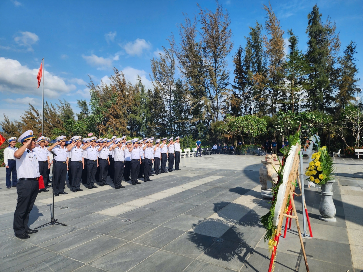 Tuổi trẻ Trung đoàn 196 dâng hương tại khi tưởng niệm Gạc Ma
