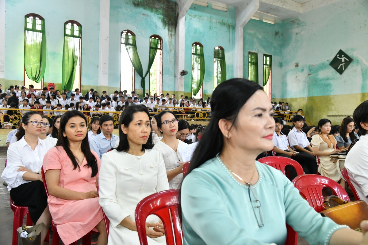 Cán bộ giáo viên học sinh Trường Phổ thông Trung học chuyên Quốc học Huế, tham gia nghe tuyên truyền biển đảo