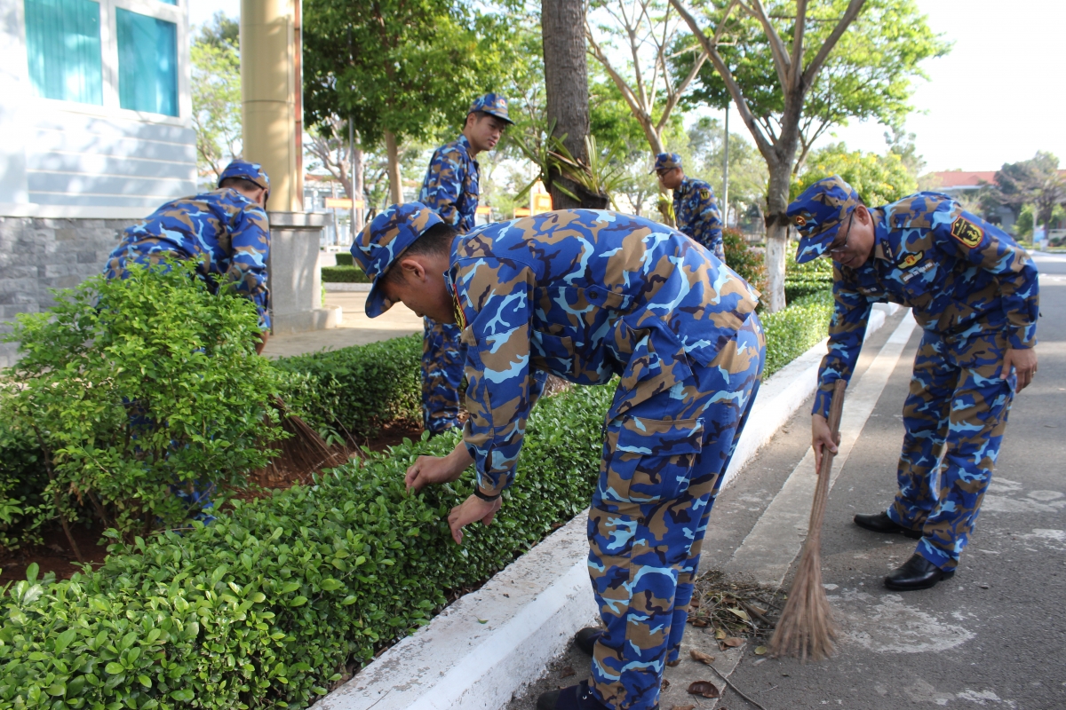 Đoàn viên thanh niên tham gia lao động cộng sản, vệ sinh, cắt tỉa cây xanh trong đơn vị