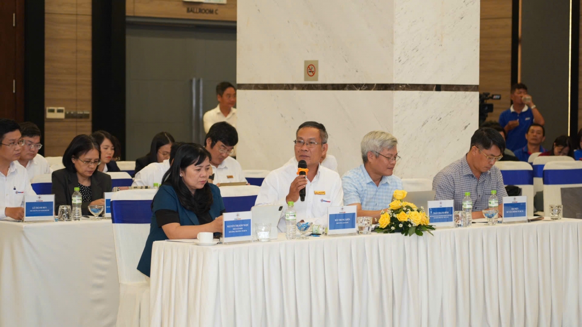 ( Ảnh: Ông Bùi Trung Kiên, Phó Tổng giám đốc EVNHCMC trực tiếp giải đáp các thắc mắc của doanh nghiệp)