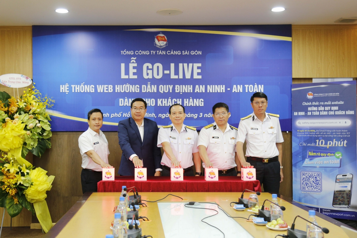 Các đại biểu thực hiện nghi thức go-live hệ thống kiểm tra an ninh, an toàn trước khi vào cảng