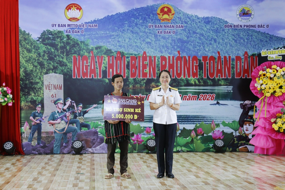 Đại tá Vũ Thị Lan Anh trao tặng sinh kế cho hộ gia đình có hoàn cảnh khó khăn       