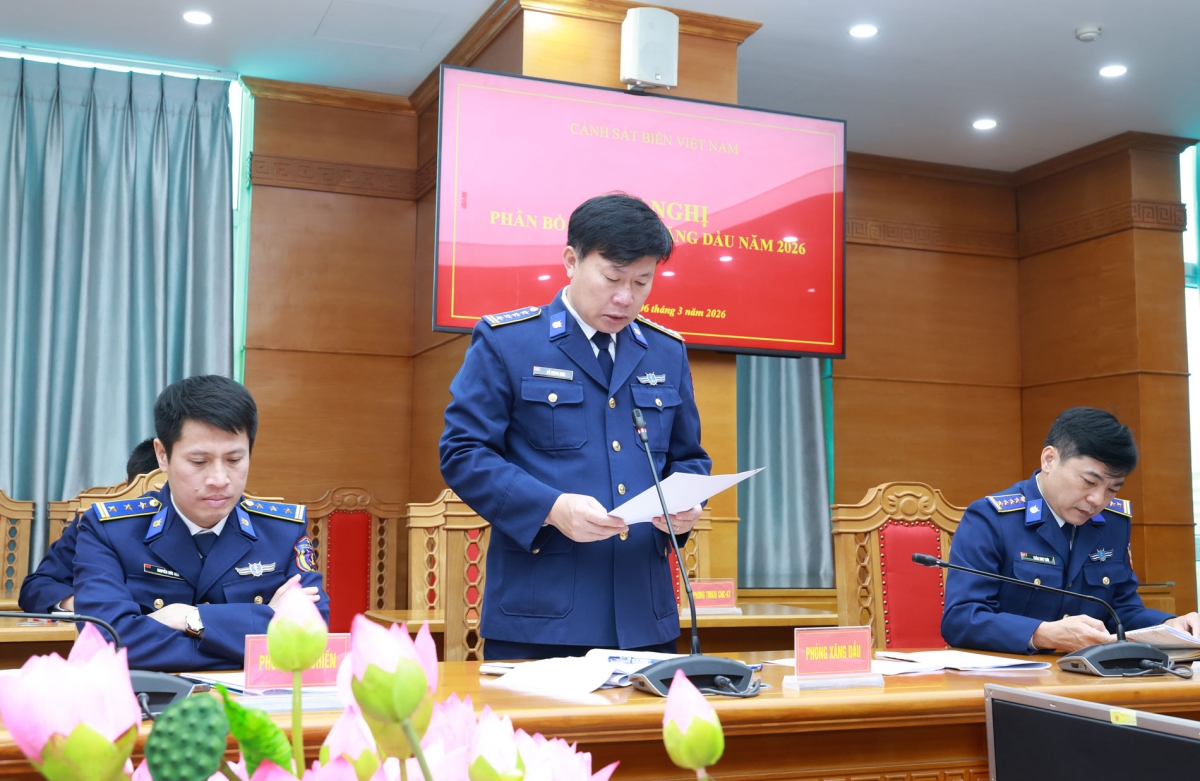 Đại diện Phòng Xăng dầu/Cục Hậu cần - Kỹ thuật Cảnh sát biển trình bày báo cáo tại Hội nghị.