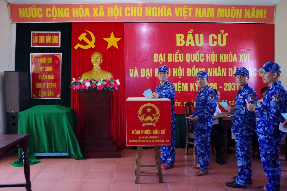 Cán bộ, chiến sĩ Tàu CSB 8002 tham gia bầu cử tại Đặc khu Trường Sa