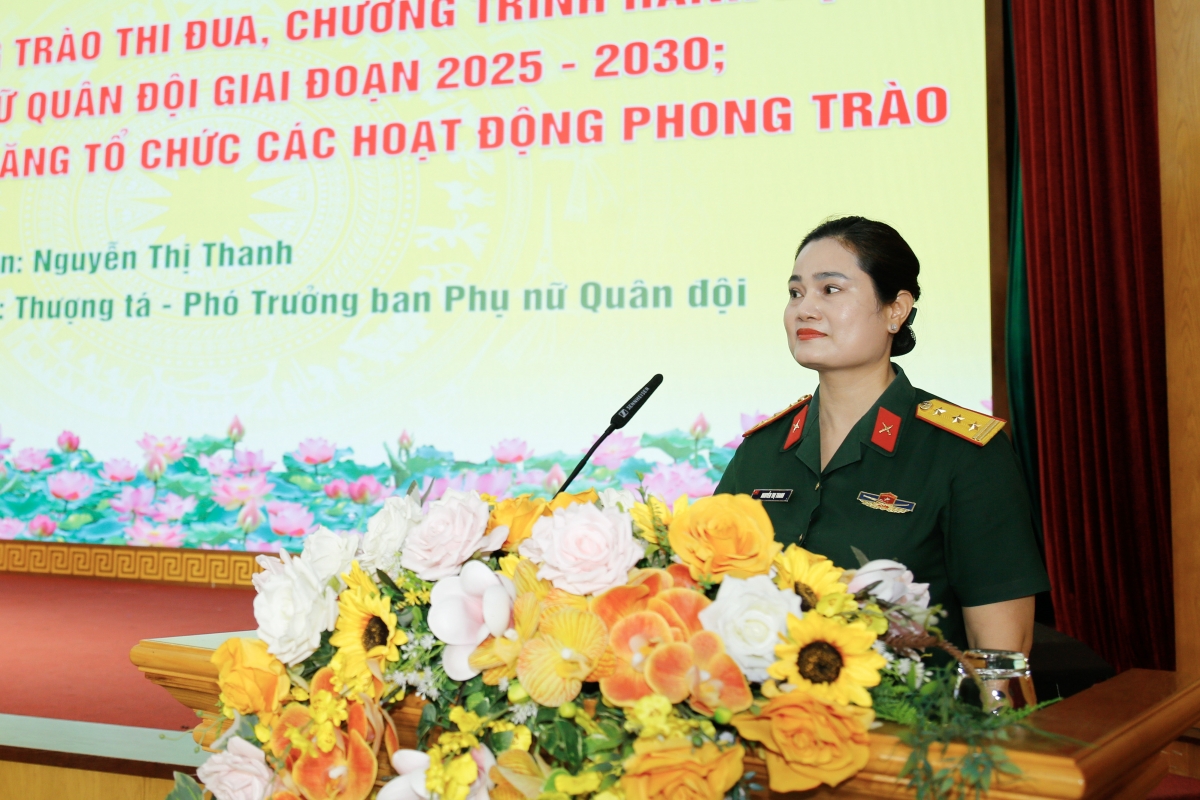 Thượng tá Nguyễn Thị Thanh, Phó trưởng ban Phụ nữ Quân đội chia sẻ kinh nghiệm trong công tác hội và phong trào phụ nữ