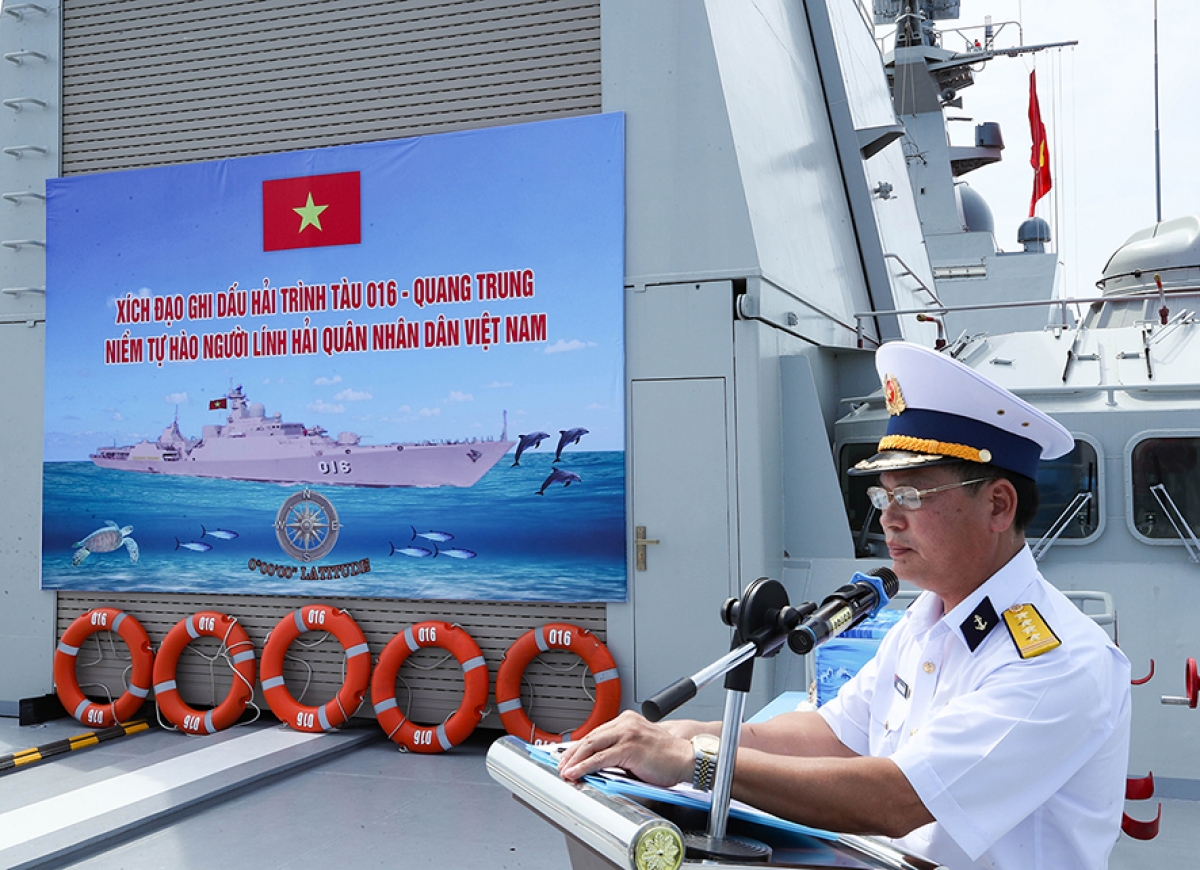 Đại tá Nguyễn Minh Lành, Phó Tham mưu trưởng Vùng 4 Hải quân, Trưởng đoàn công tách dọc diễn văn chào mừng đoàn công tác đi qua đường xích đạo 